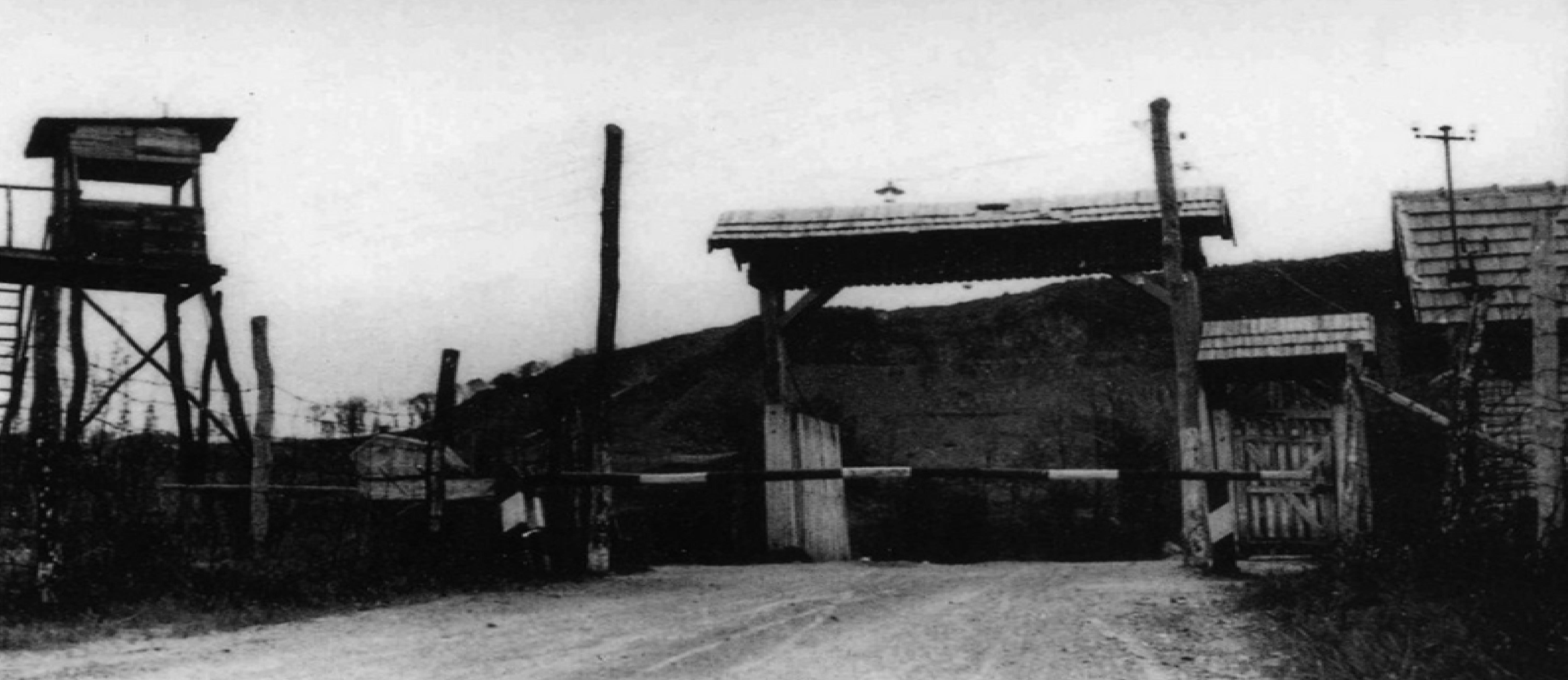 Fotó: A recski munkatábor hátsó szekérbejárója az 1950-es évek 2. felében. Készítette: dr. Kőrösmezey László. Forrás: https://munkataborok.hu/recsk/1